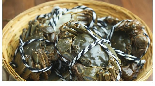 螃蟹便宜多买点,蒸螃蟹,直接上锅是错的,教你3招,鲜美不流黄