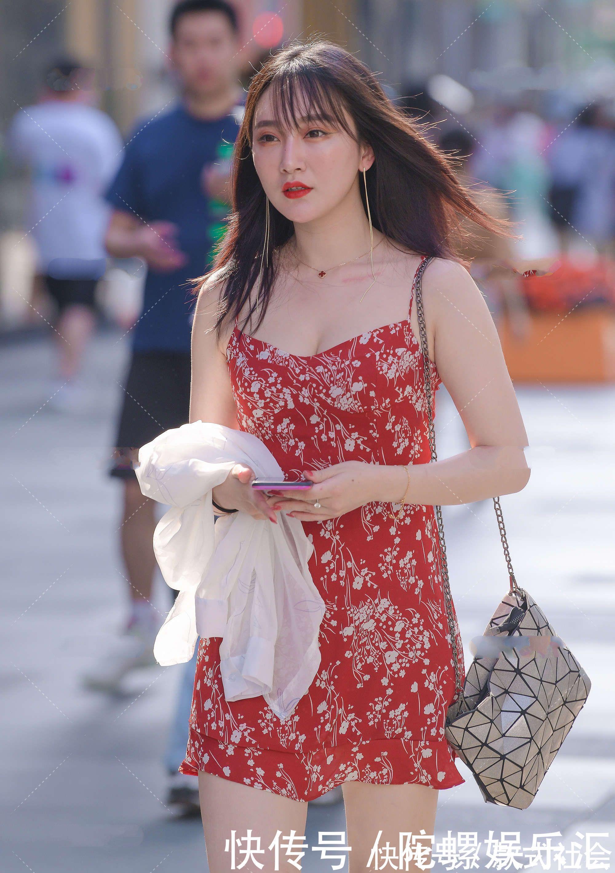 碎花连衣裙|红色碎花连衣裙搭配铆钉高跟鞋,既显清新又凸显个性