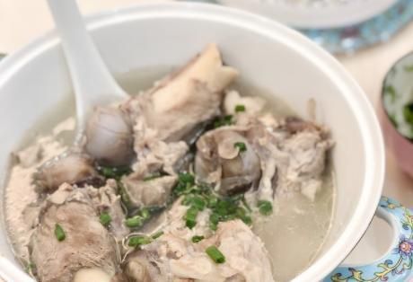 牢记|炖大骨汤时,牢记“1做2不放”,骨头汤香浓奶白味道香,无腥味