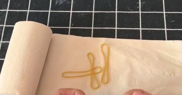 卫生纸上绑2根橡皮筋，真是太厉害了，关键时候准能用上！