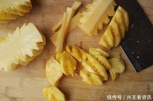 吃菠萝，用冷水+盐泡是错的！果农教你正确做法，又香又甜还干净