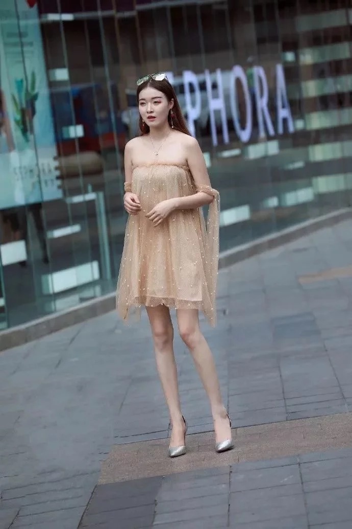 街拍：小姐姐身穿时尚潮装，显得气质干练，看上去美感十足