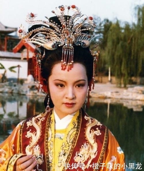 王熙凤&黛玉死后穿了一件红色衣服,王熙凤见后大吃一惊,知道贾府要败了