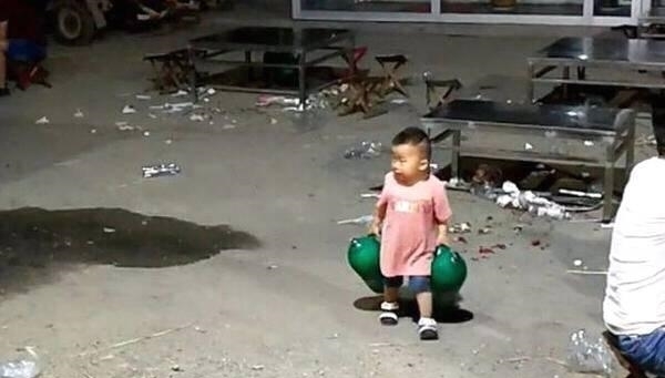 小家伙|老爸开烧烤摊,4岁儿子每次来店里,营业额都会翻倍为什么?