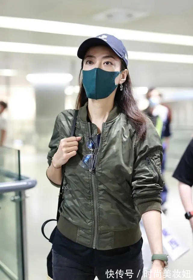 棒球服|霍汶希真的美出圈,穿绿夹克配牛仔裤走机场,颜值气质媲美大明星