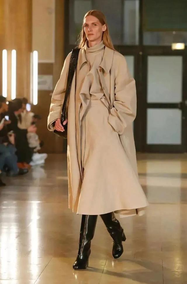 驼色烂大街了,今年冬天“奶茶色”火了,贵气又显白!