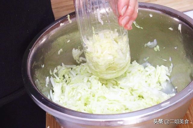 原来矿泉水瓶也能腌酸菜，做法太简单了，酸菜又酸又脆，放久不烂