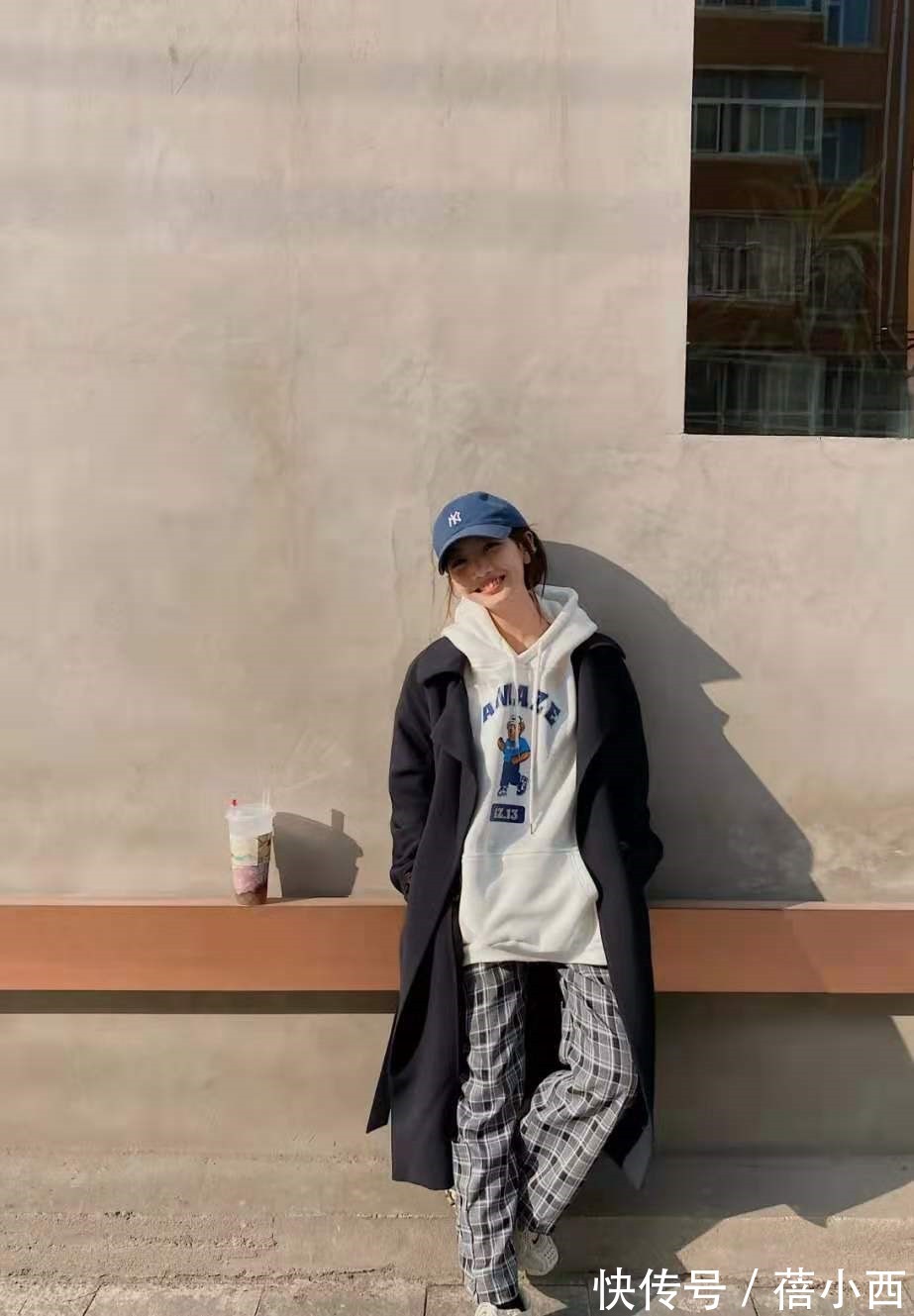 时髦 奔三奔四的女人,建议多穿“风衣”,这4种搭法简约时髦显气质