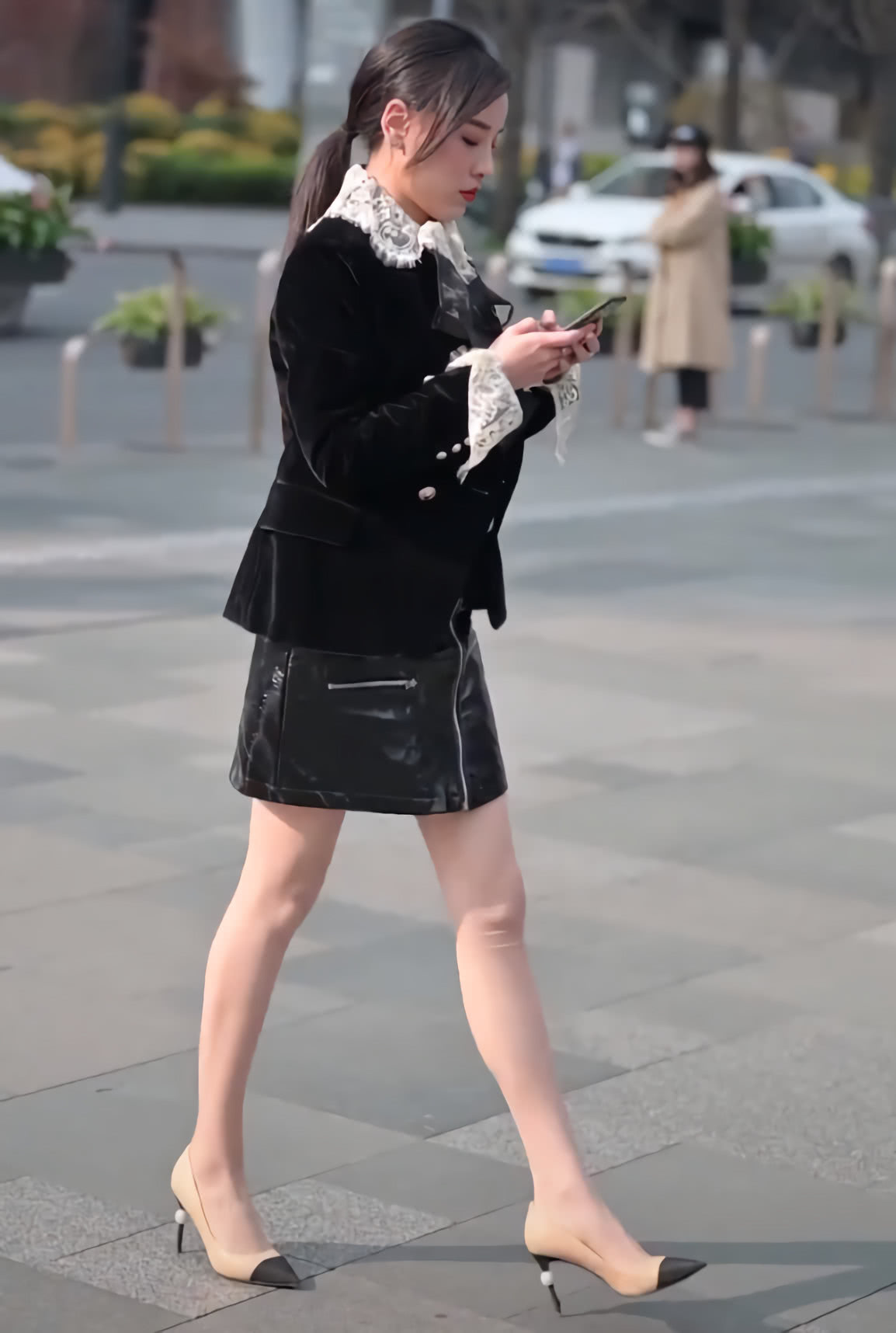 回收品 一小姐姐走路玩手机,鞋子意外走红,这可不是一般的“回收鞋”