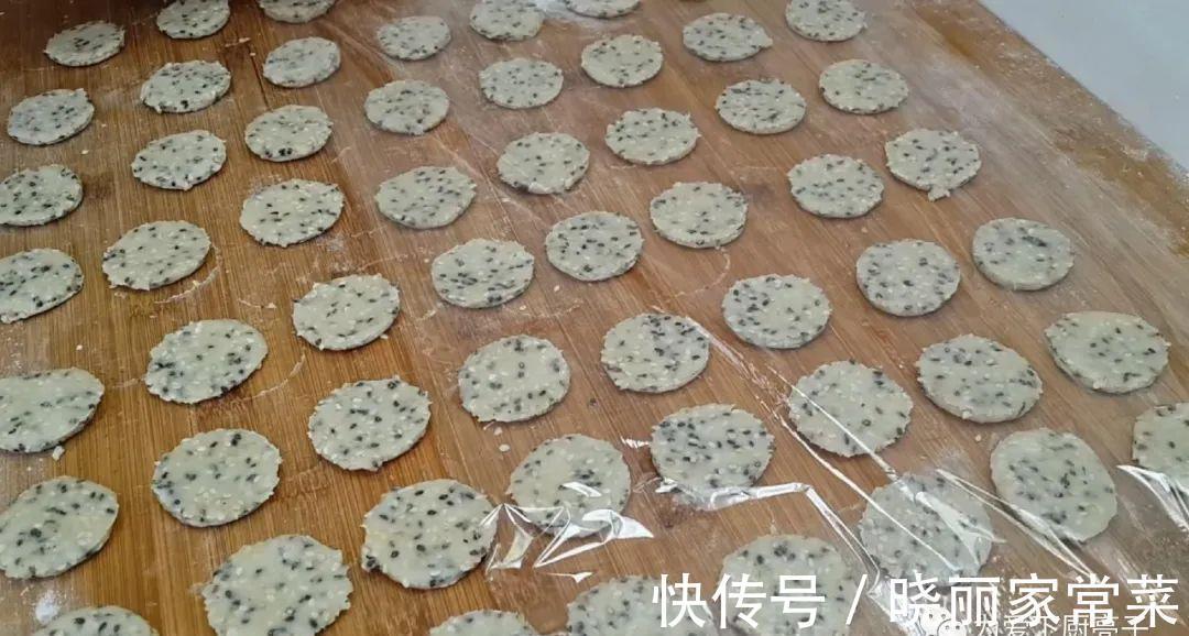 松软|芝麻饼干新做法，锅里一烙，松软香甜不加油，没烤箱也能一次成功