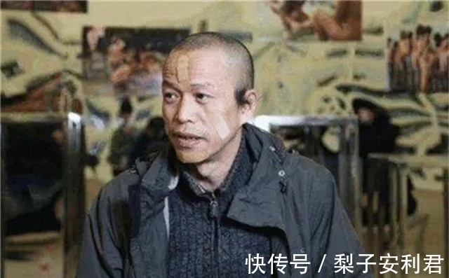 肋骨!艺术界“疯子”何云昌,取肋骨做成项链送给女友,用水泥浇筑自己