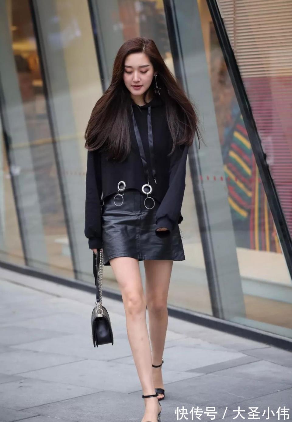 美女|美女街拍：蹦蹦跳跳的活泼美女，显的那么轻盈，好想天边飘来的一朵红云