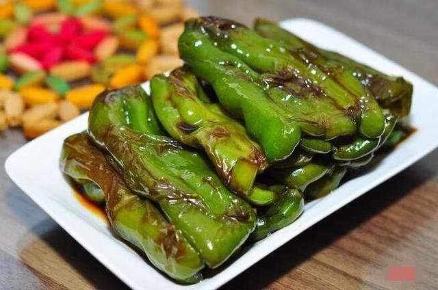 油焖青椒，酸汤绿豆丸，肉末炖粉条，五香肉焖土豆的做法