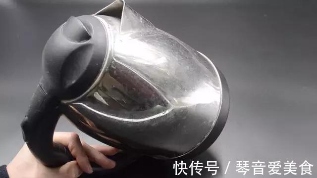 用完的牙膏管别扔掉,放在厨房一年能省不少钱,邻居见了纷纷学