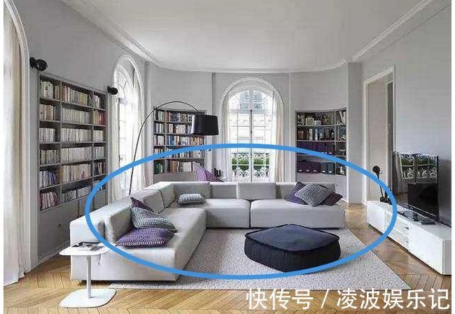 沙发|建议每家每户:现在客厅沙发这样摆放,面积直接大了一倍