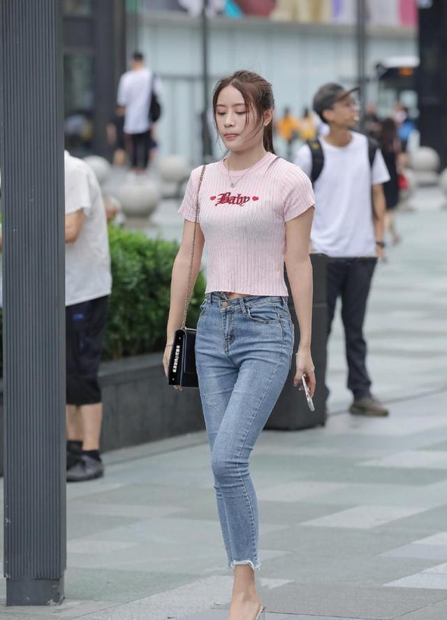 时尚打底裤给人清新自然的美感, 没有多余的点缀, 优雅大方