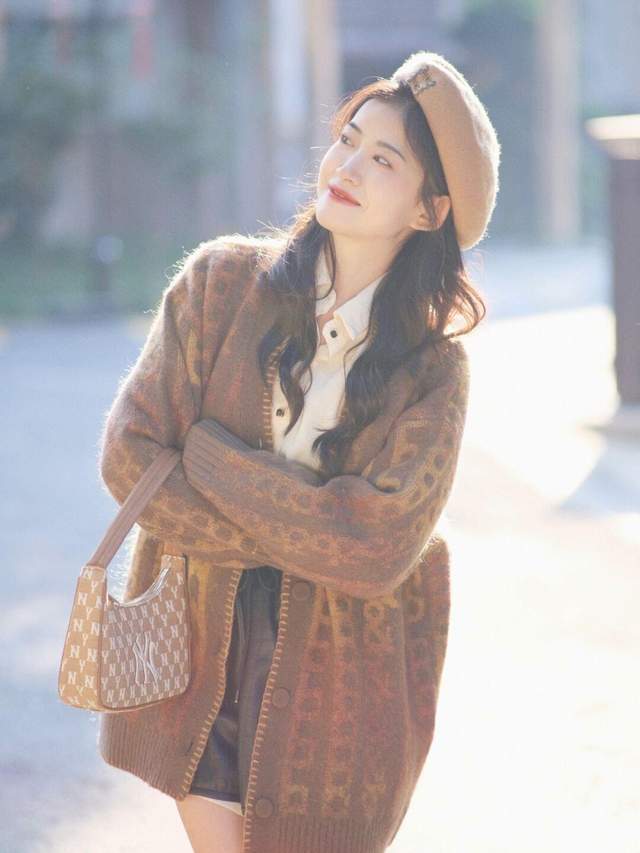 毛衣|秋冬想要穿出韩系风,试一试毛衣外套+皮短裤,时尚又不失性感