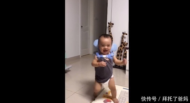 宝宝|心疼！宝宝学走路摔倒后不服气，爬起来继续摔，旁边妈妈笑翻了