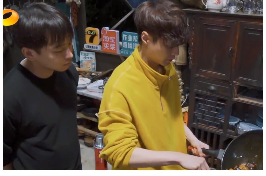 红烧排骨|张艺兴做饭真的好吃？看到金婧浮夸的表情，我似乎知道了什么