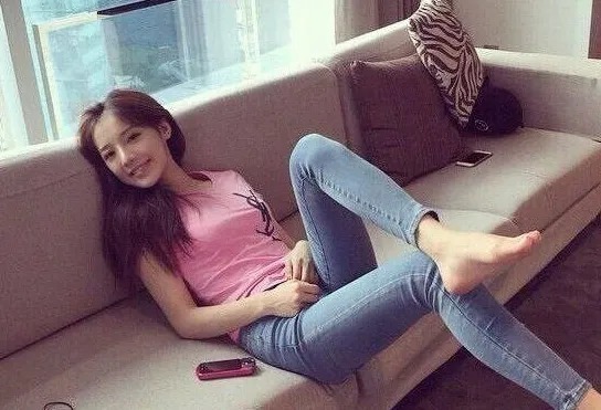 美女|紧身牛仔裤彰显简约利落气质，呈现柔美的风格！