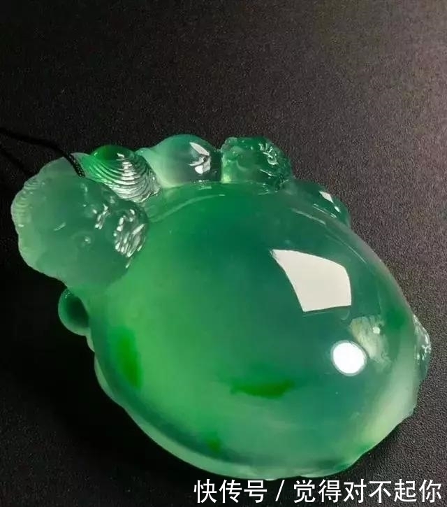 水头|老大爷嫌自己佩戴的翡翠水头不太好,用水一泡后,一看吓了一跳