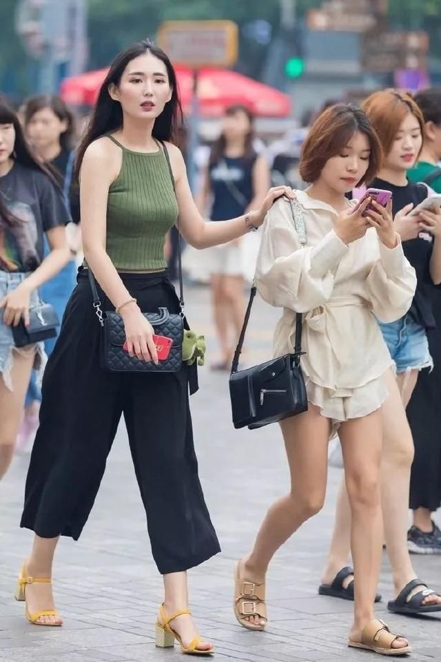 美女阔腿裤装扮出的自然美感，尽显你与众不同的时髦气质