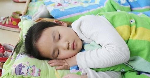 宝妈|一家四口“睡姿”走红,看似温馨网友却批评:这样带孩子不合格