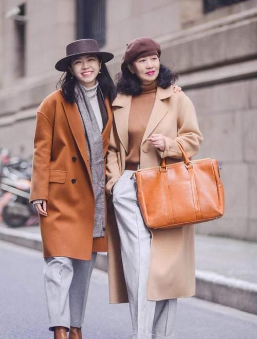 ?中年女性如何把“大衣”穿洋气？学三木妈这样穿，年轻显高级
