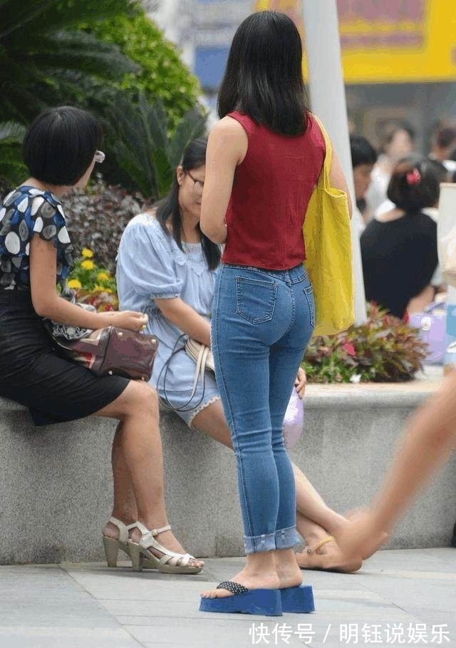 搭配|包臀裙，不需要太多的搭配,仅仅搭配一双高跟鞋就很气质