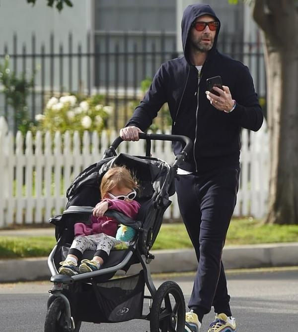 魔力红主唱亚当莱文与女儿低调出行明眼人一眼看出这双鞋不简单 快资讯