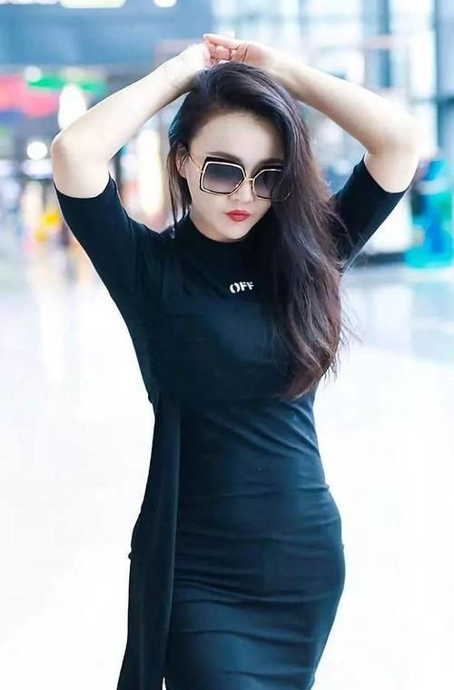 个性|修身的连衣裙展现高挑的身材，开衩的设计个性时尚，非常好看