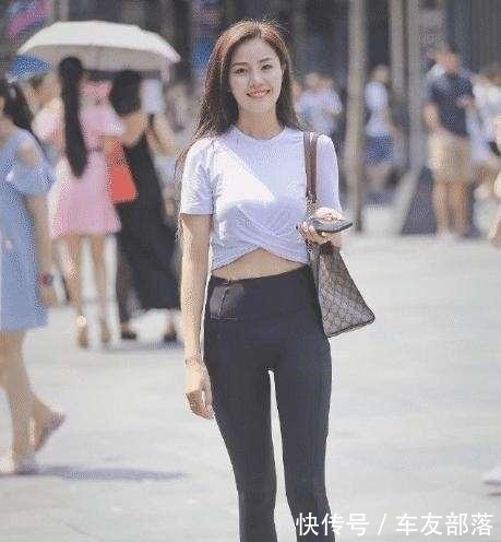 蕾丝 牛仔裤是懒人出门快速穿搭服饰,新颖的剪裁设计,舒适清爽!