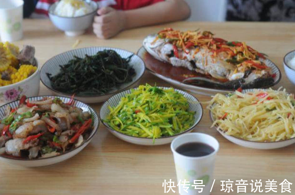 老公把我做的饭菜拍照后发朋友圈,第二天婆婆来我家收走了车钥匙