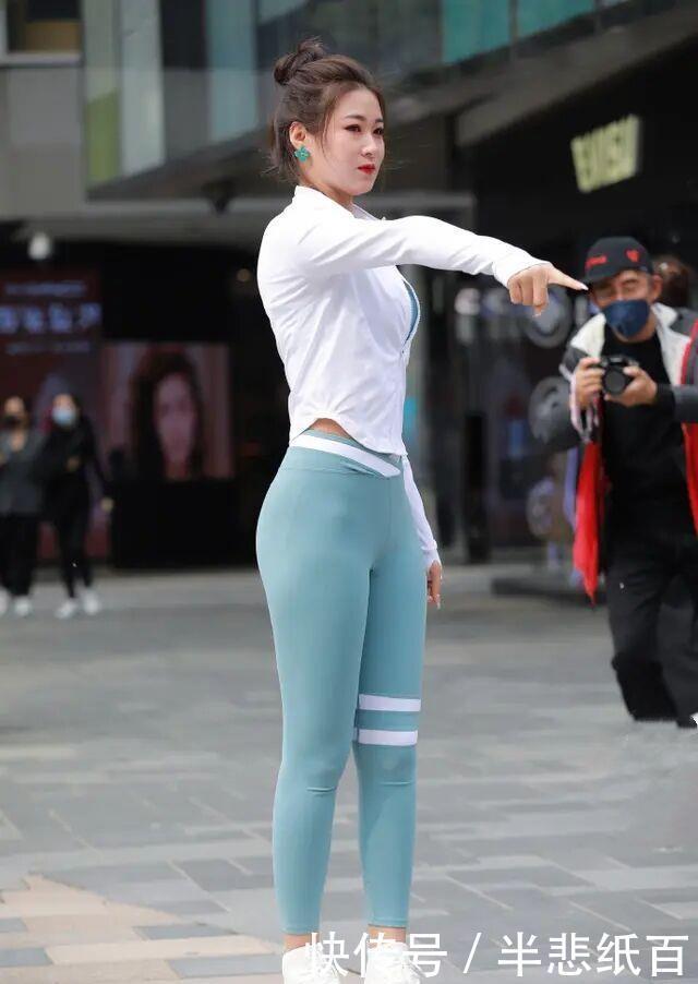 穿“健美裤”逛街,你没有看错,与小白鞋组成时尚CP