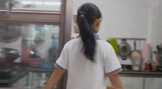 家务|11岁“佣人女儿”引争议,家务多到做不完,亲妈却嘲讽:真磨蹭