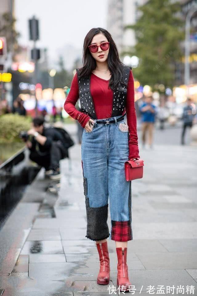 牛仔裤 街拍:美女牛仔裤搭配黑色皮草上衣,轻松穿出时尚的潮女范!