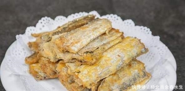 煎带鱼,用淀粉还是面粉?教你这方法,带鱼金黄诱人,外酥里嫩