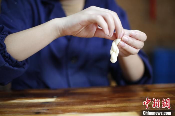 甜香味|浙江宁波：古法麻花“搓”出浓浓年味儿