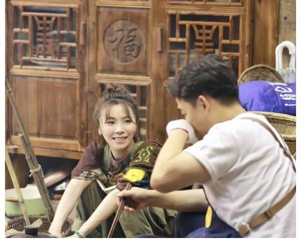 蝴蝶泉边|这位“过气”的超女,凭什么可以两度获得《向往的生活》的邀请