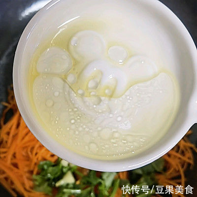吃了这碗美味家常菜:凉拌胡萝卜,一口下肚感觉超暖