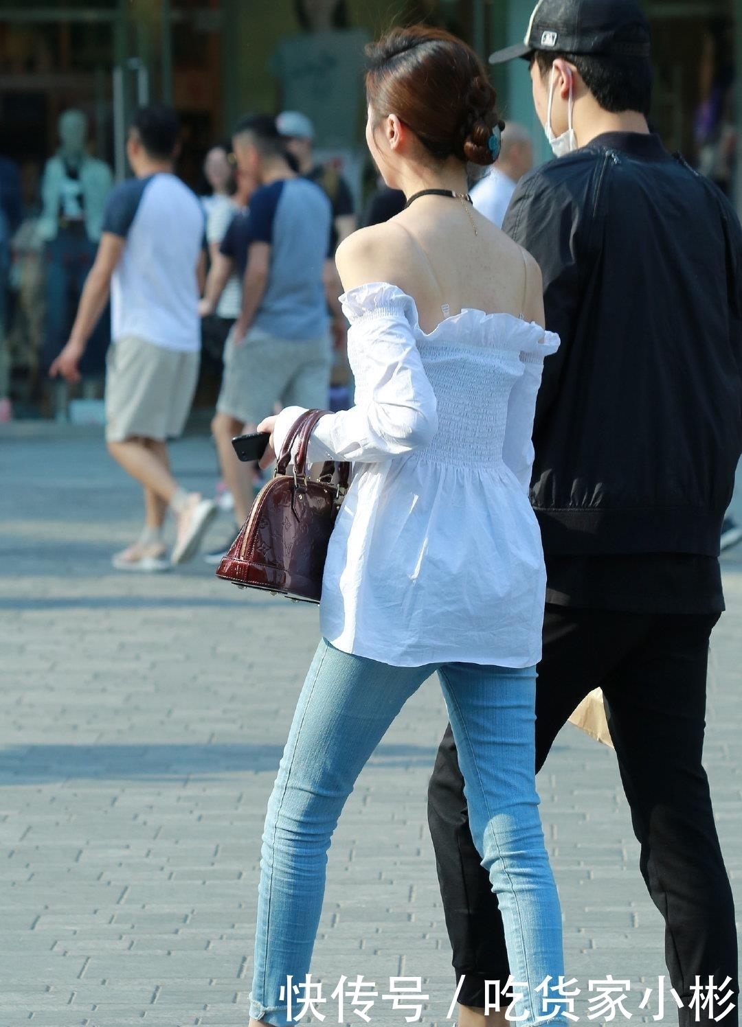 宛若|路人街拍:穿着娃娃衫的时尚辣妈,背影宛若18岁的少女!