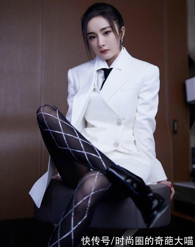 搭配|初秋西装格调十足,性感小心机配上时尚态度,每套都能照着抄答案