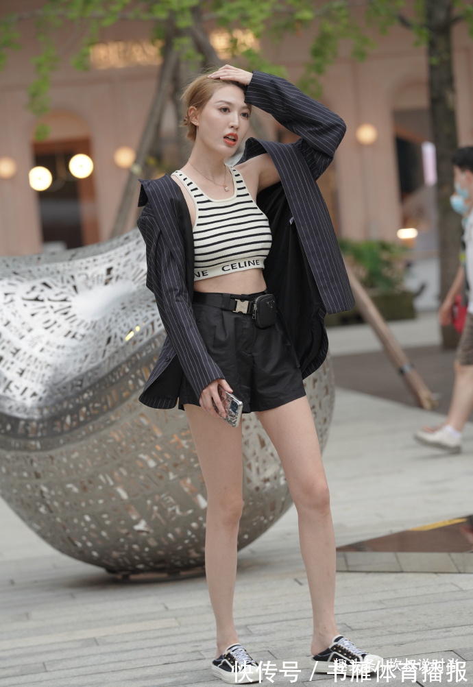 穿搭 谁说闺蜜就要穿一样?不同的穿搭,同样有魅力!