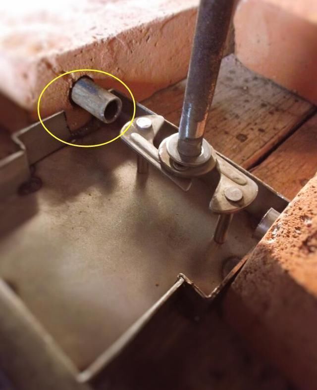 step|同样是砌红砖墙,国外不用水泥,细钢管串成一块模板,省一半工期