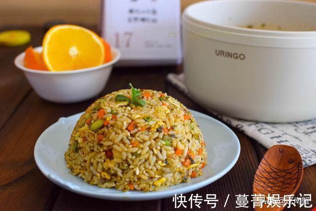 午饭|50岁阿姨午饭一人食,五彩炒饭丸子汤,不糊弄不凑合认真生活