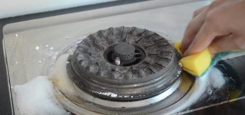 煤气灶台|厨房灶台怎么洗干净?教你不用一滴水,轻松去除灶台油污,真管用