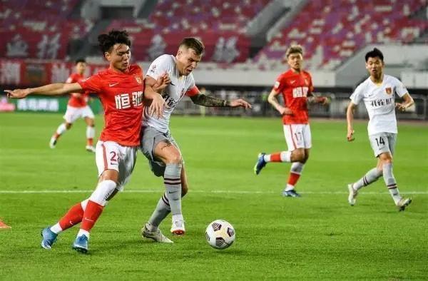 许家印|凌晨1点!权威媒体再现争议报道:中国足球遭质疑,球迷骂声一片