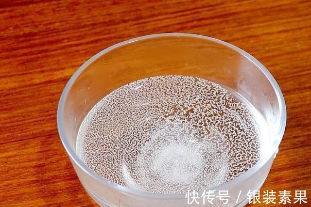 发面直接加酵母粉和白糖是大错,教你一小妙招,发面只需10分钟