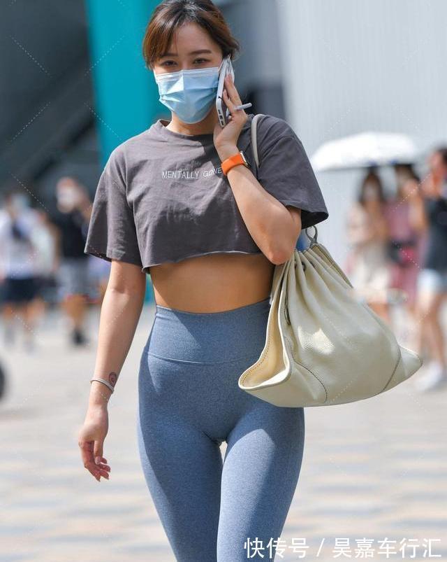 短衫 灰白色小款上衣,配一件蓝色九分裤,展现出帅气动感的穿搭风格