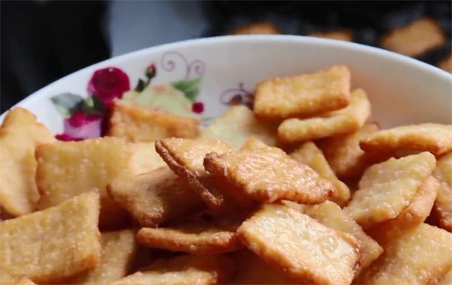 家里剩米饭不用愁了，教你做金黄酥脆的锅巴，咬一口下去嘎嘣脆